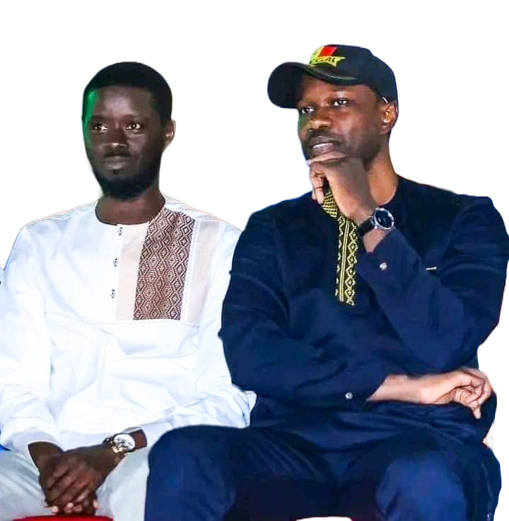 Bassirou Diomaye Faye (a gauche) et Ousmane Sonko (en bleu) - Mars 2024